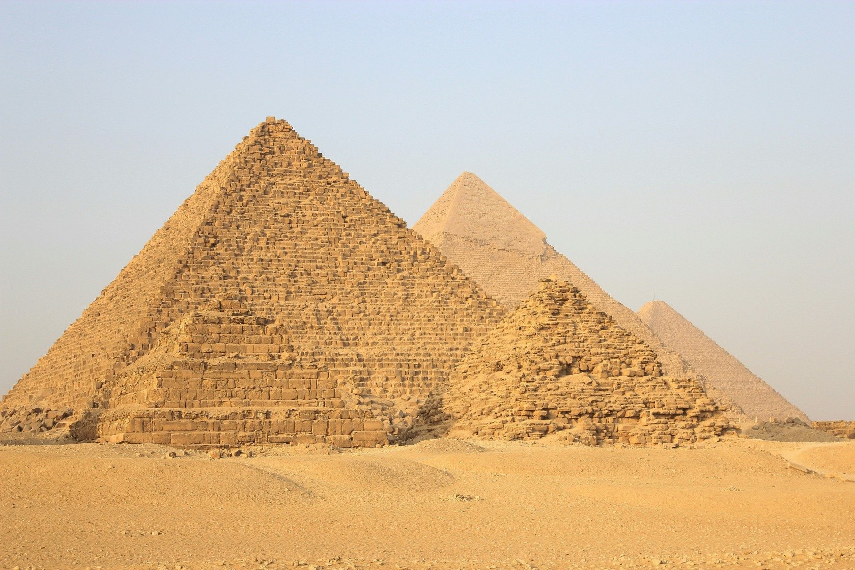 De la pyramide à degrés à la pyramide à faces lisses : une propagande de pierre